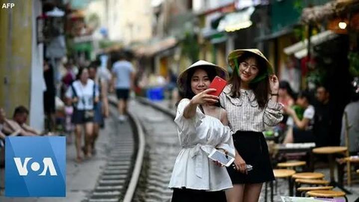 Tiêu đề: Gen Z: Người bán tạp hóa và chăn nuôi lợn, sự cứu tinh của video marketing?