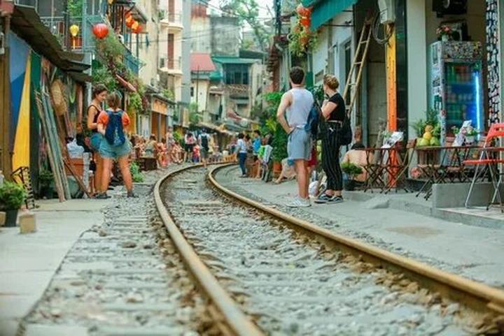 Chuyên gia Hotspot Matrix phân tích: 4 kiểu áo không thể thiếu và marketing video
